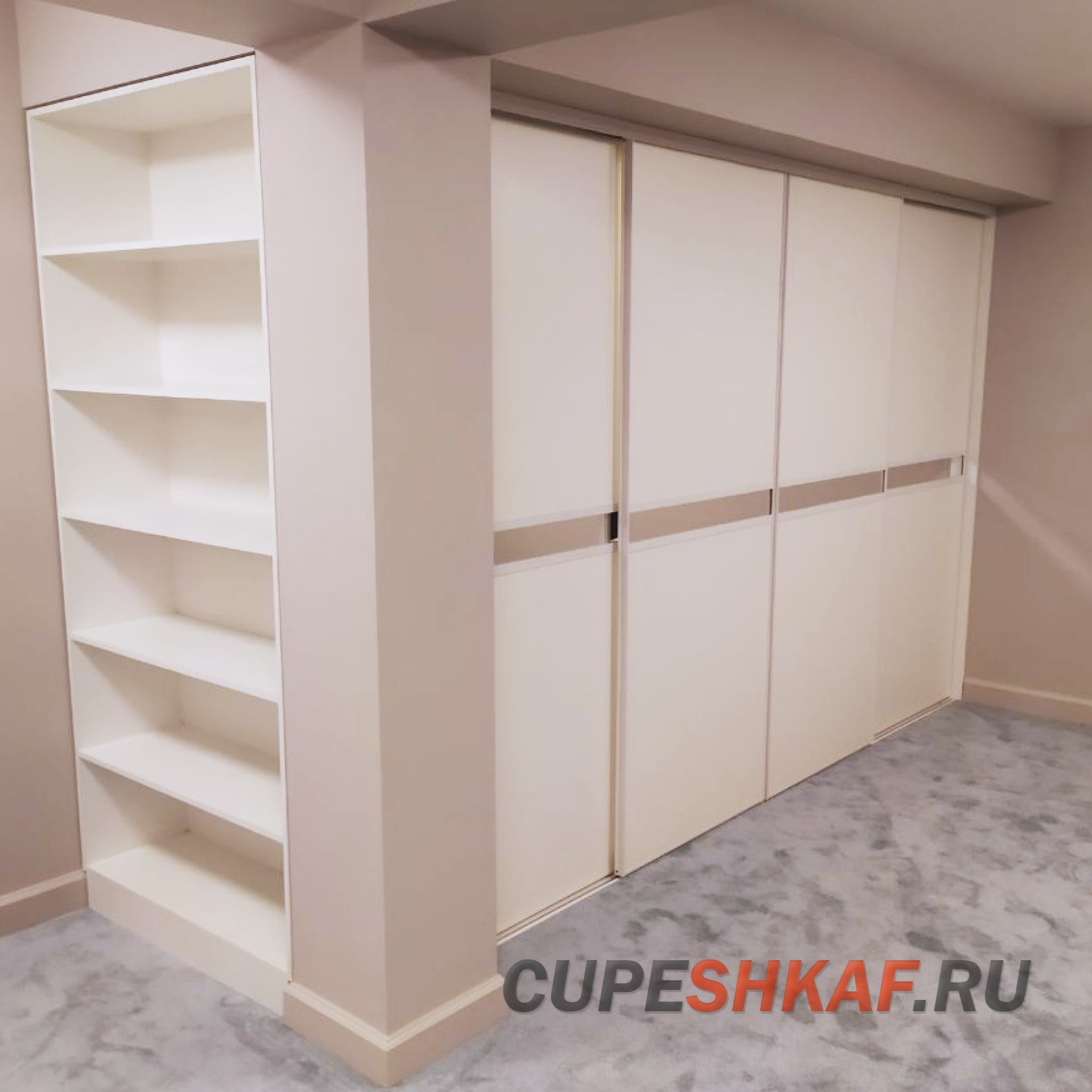 Большая гардеробная с дверьми-купе
