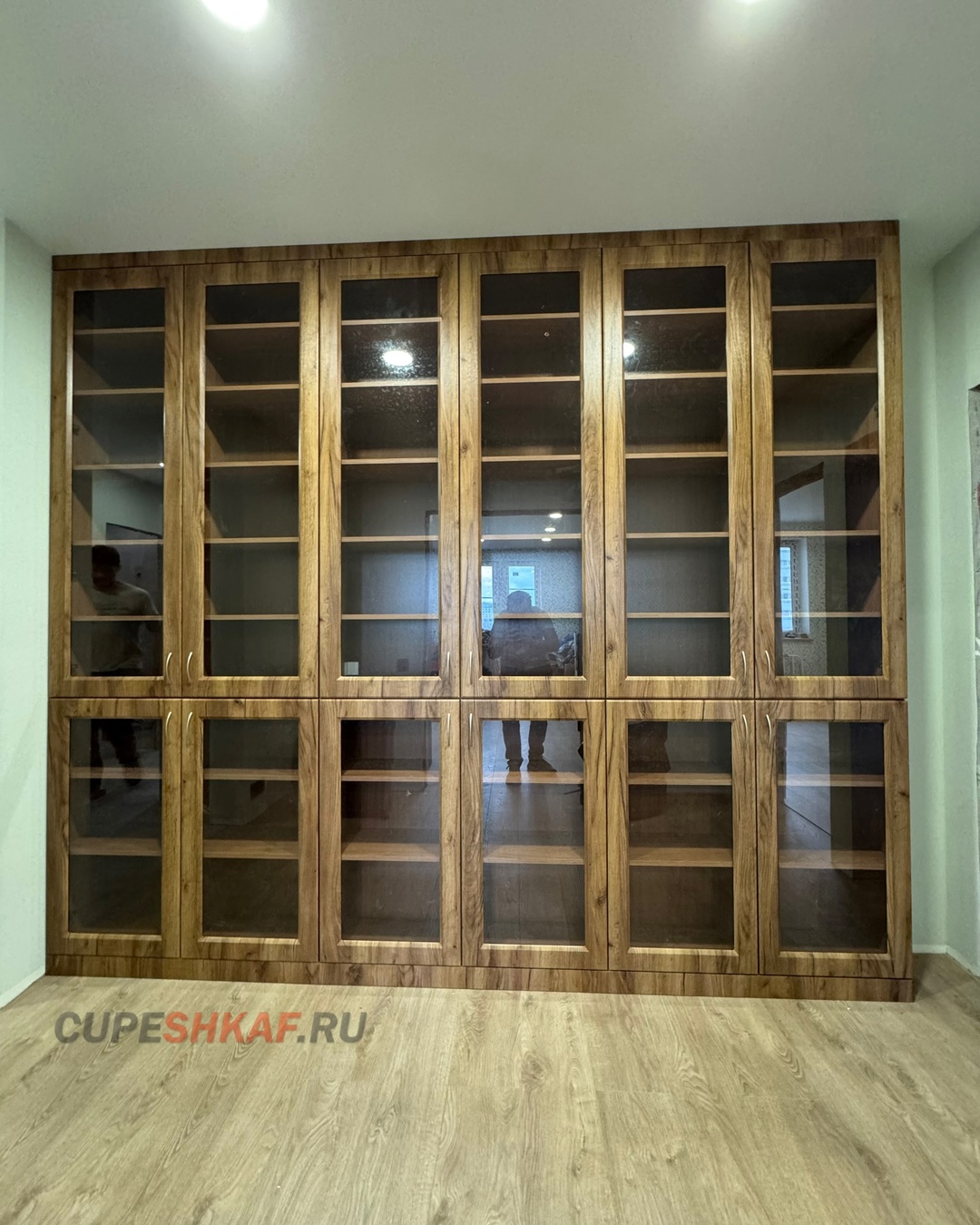 Стильный книжный шкаф