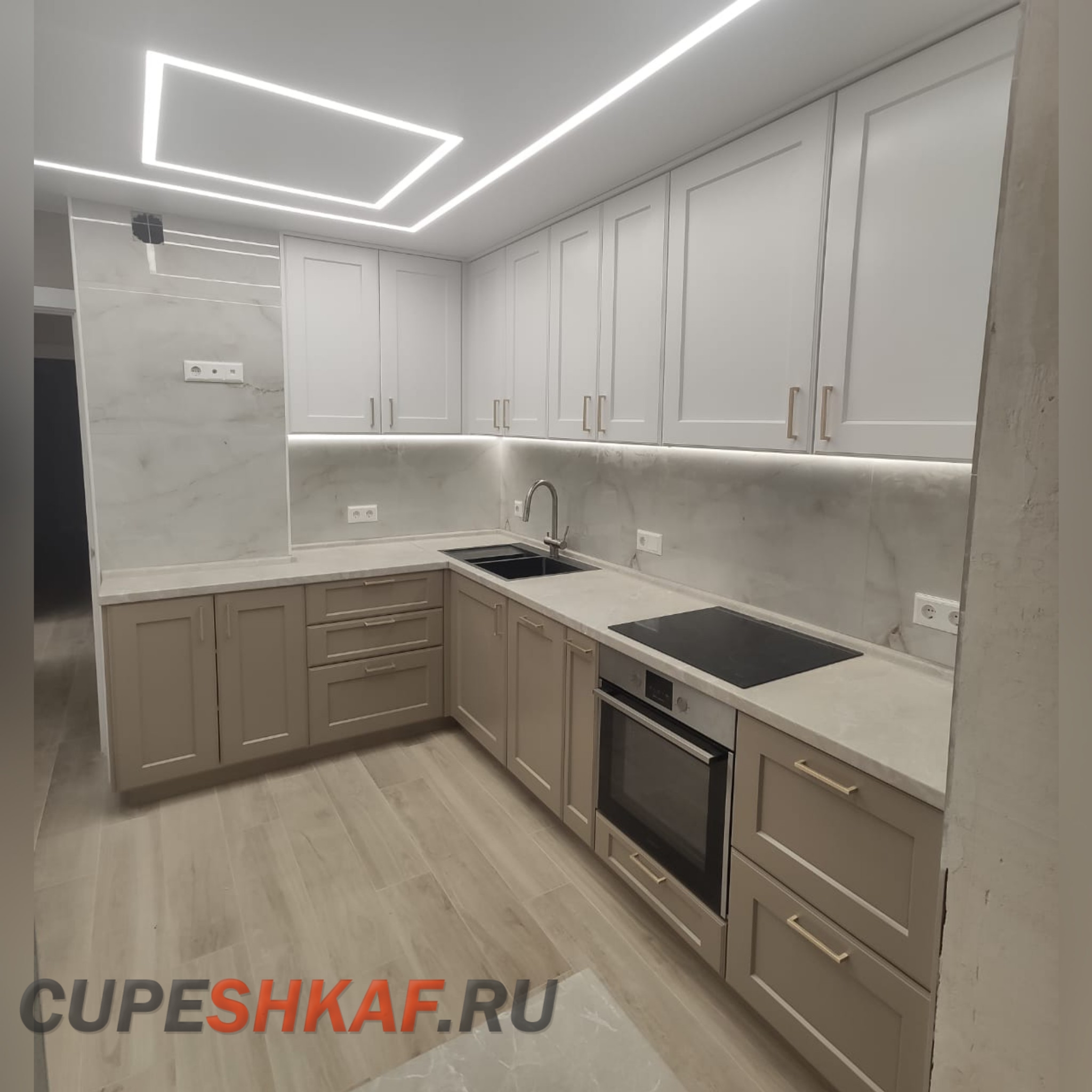 Угловая кухня с фасадами RAL 1019 и RAL 9003